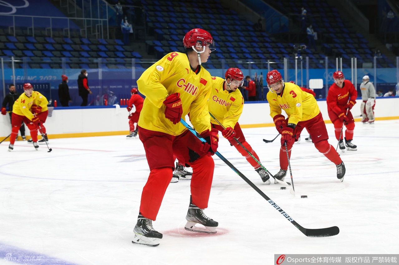 中国男子冰球队冬奥闭环首堂训练课