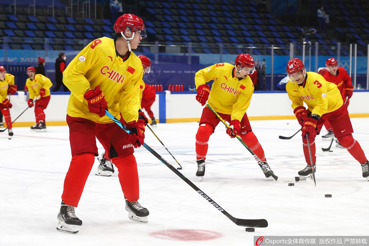 中国男子冰球队冬奥闭环首堂训练课