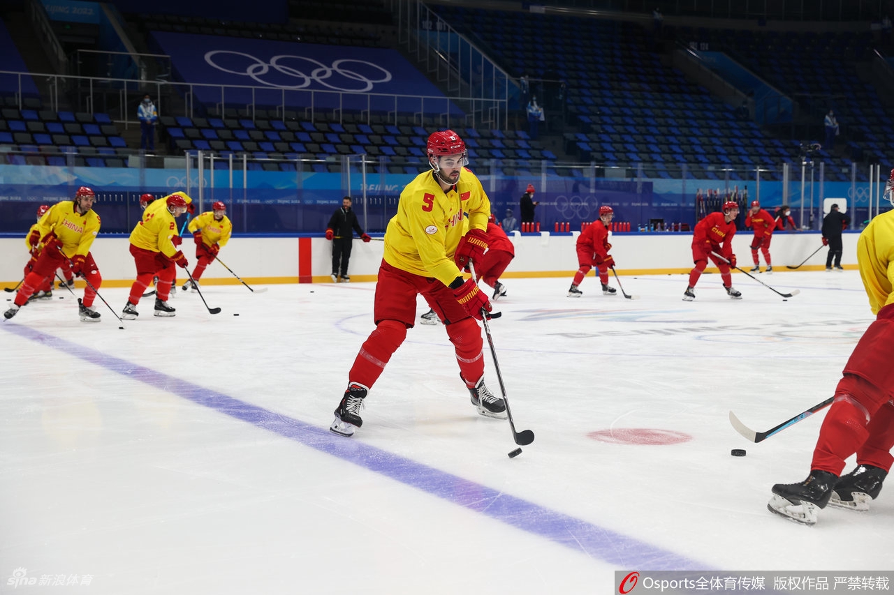 中国男子冰球队冬奥闭环首堂训练课