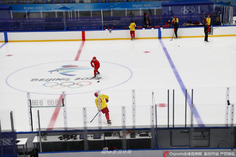 中国男子冰球队冬奥闭环首堂训练课