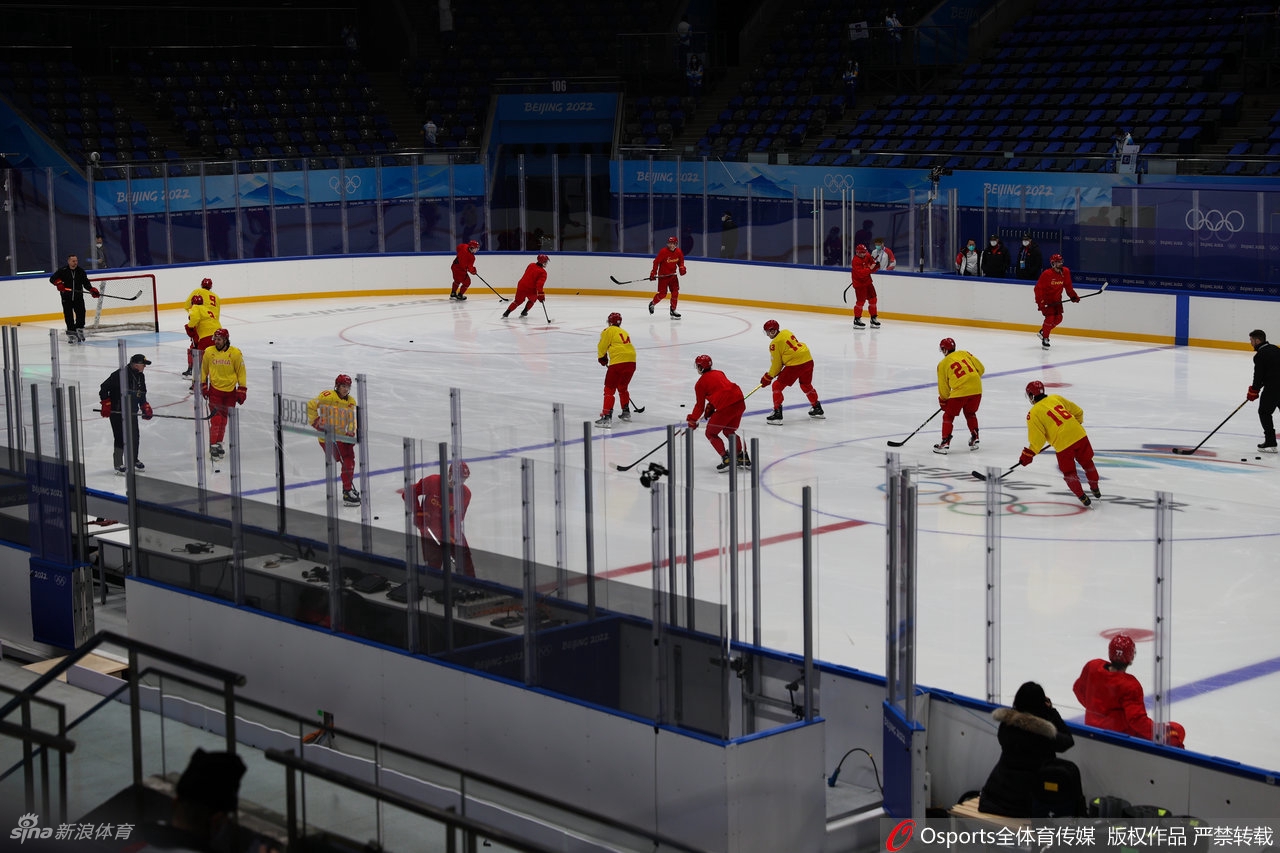 中国男子冰球队冬奥闭环首堂训练课