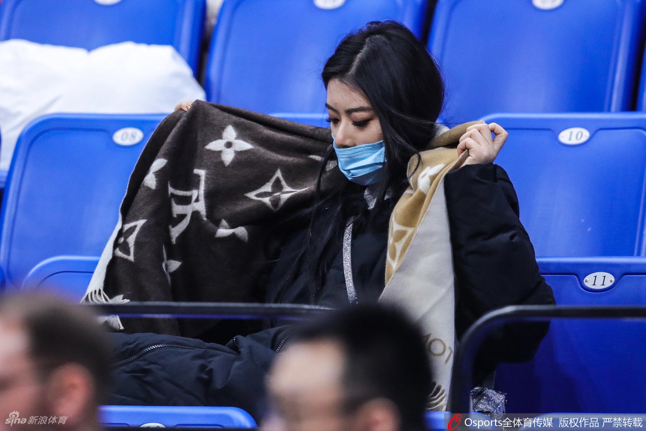 中国环球小姐冠军场边观战CBA比赛