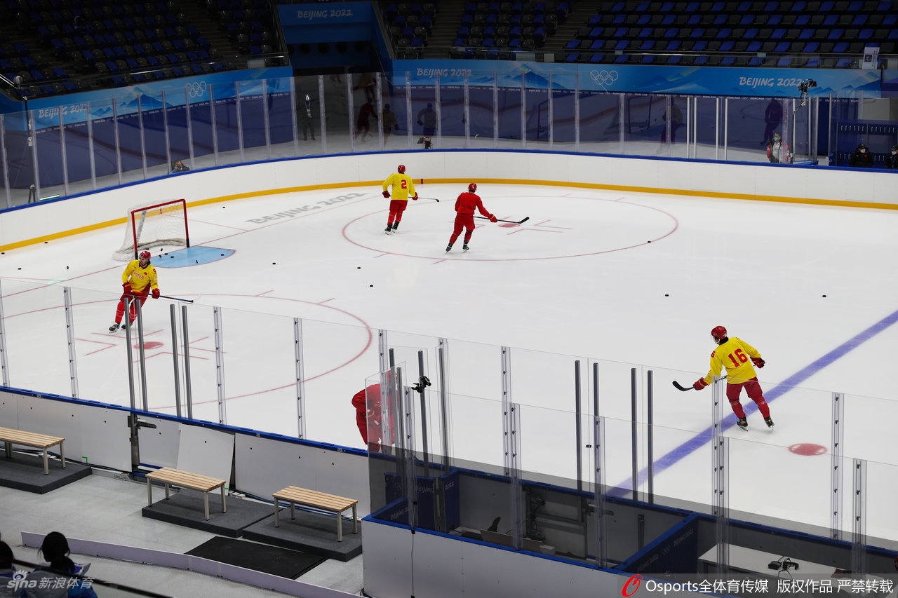 中国男子冰球队冬奥闭环首堂训练课