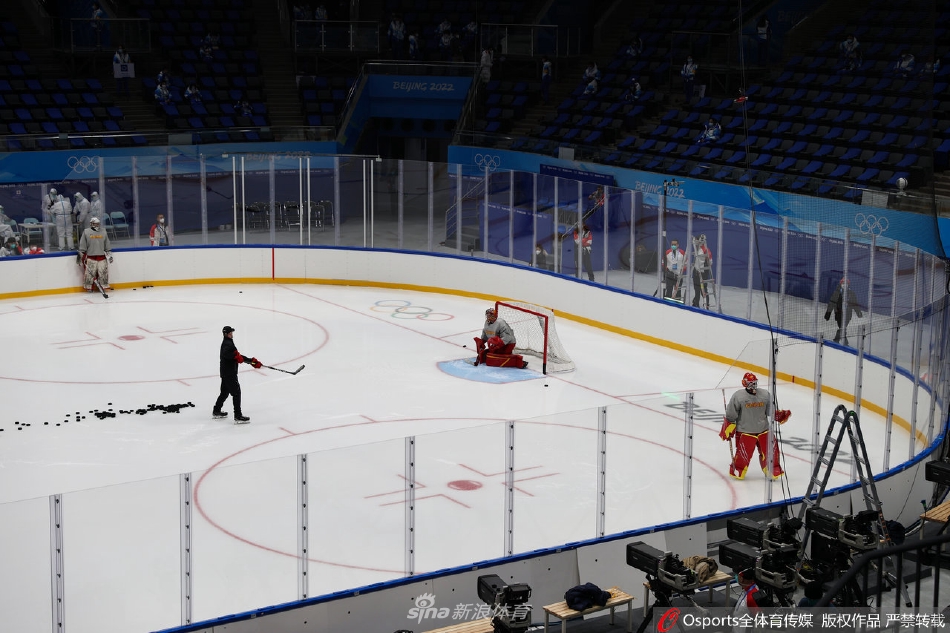 中国男子冰球队冬奥闭环首堂训练课