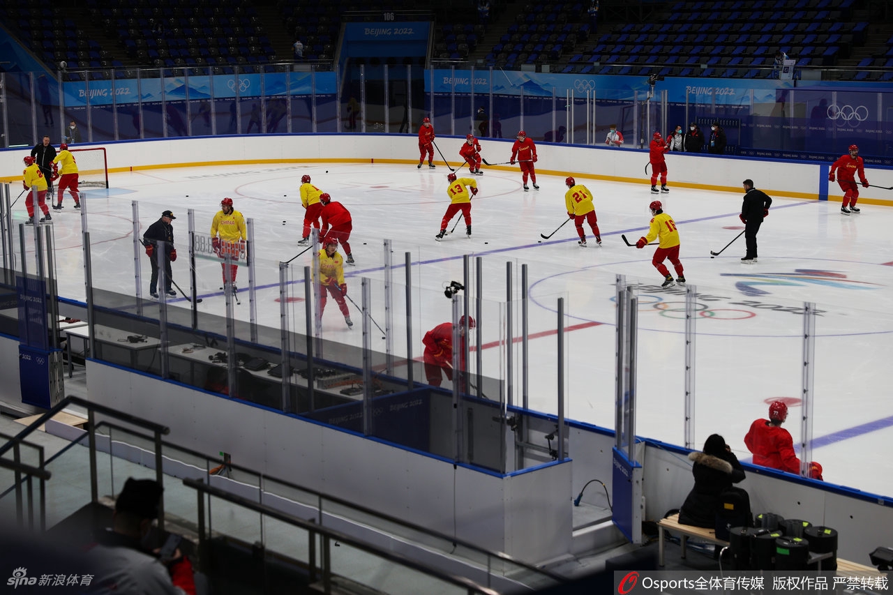 中国男子冰球队冬奥闭环首堂训练课