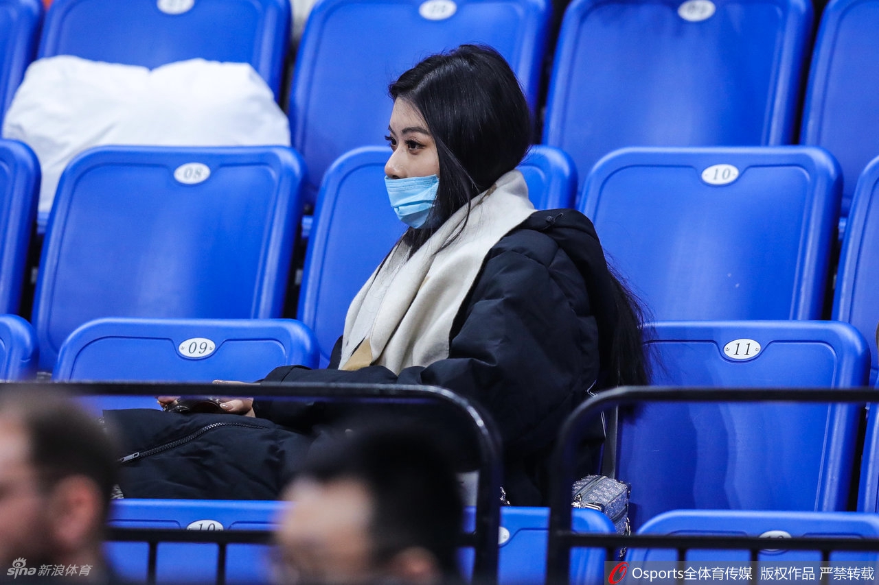 中国环球小姐冠军场边观战CBA比赛