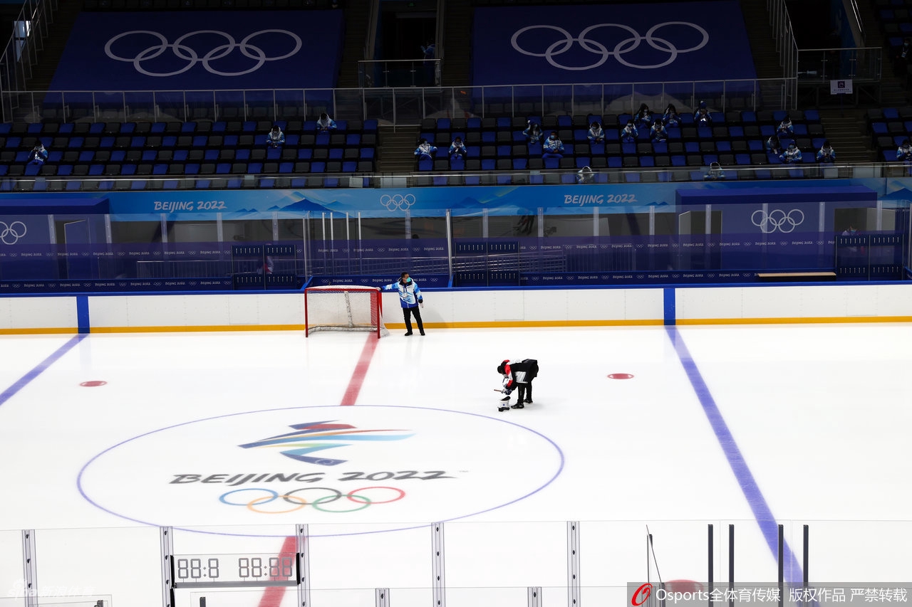 中国男子冰球队冬奥闭环首堂训练课