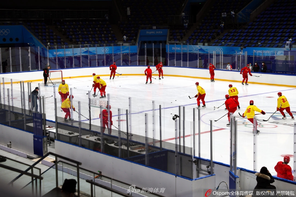 中国男子冰球队冬奥闭环首堂训练课