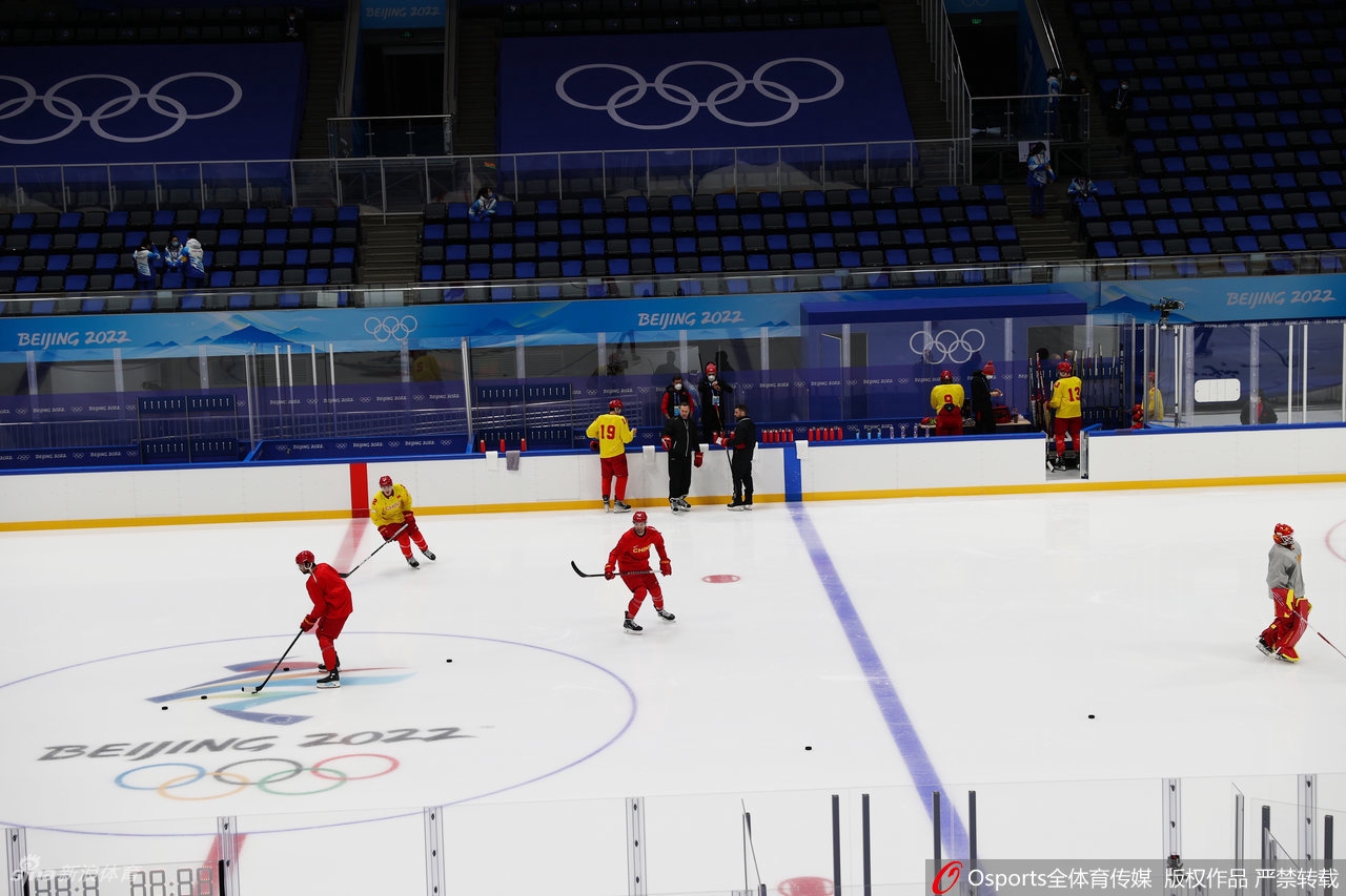 中国男子冰球队冬奥闭环首堂训练课