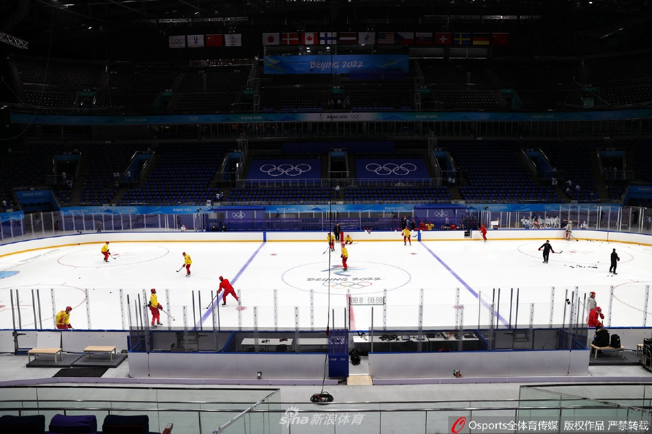中国男子冰球队冬奥闭环首堂训练课