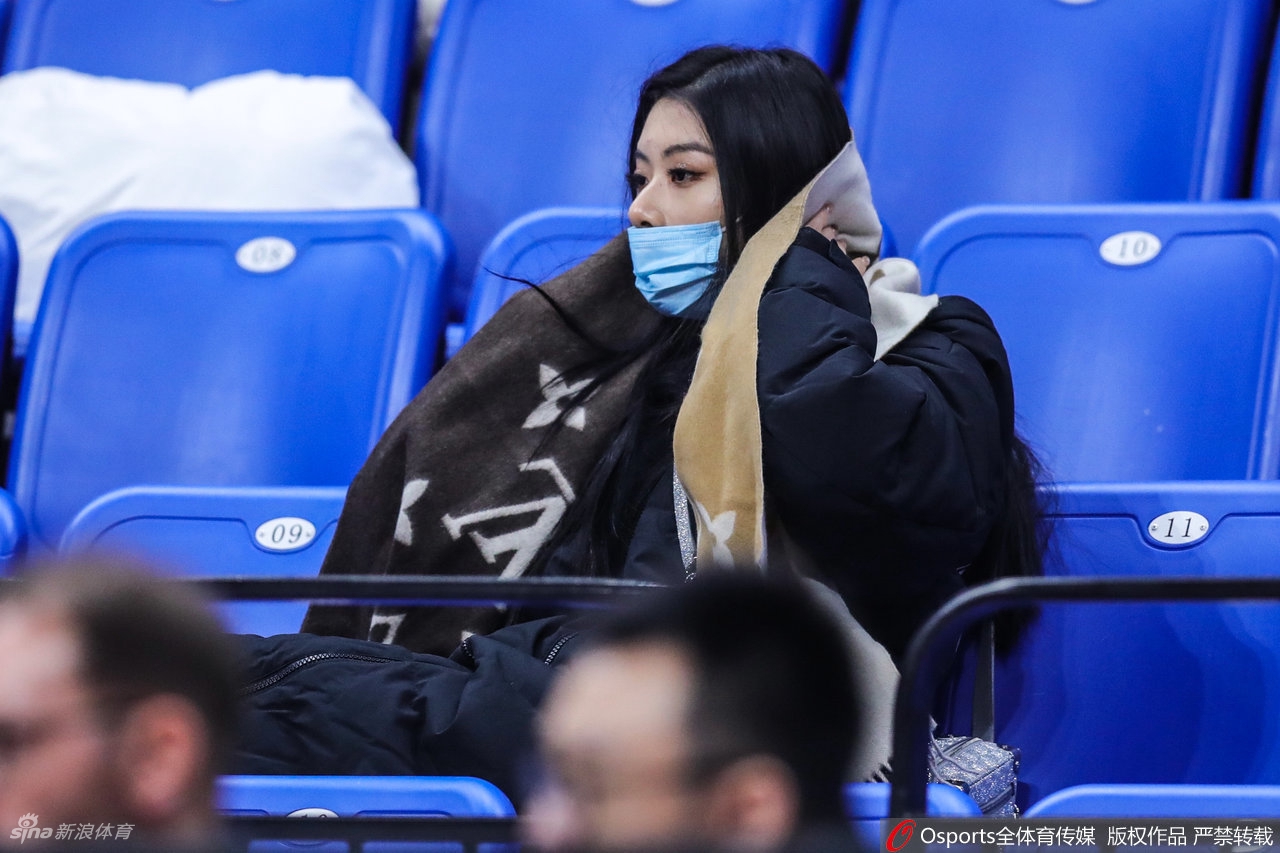 中国环球小姐冠军场边观战CBA比赛