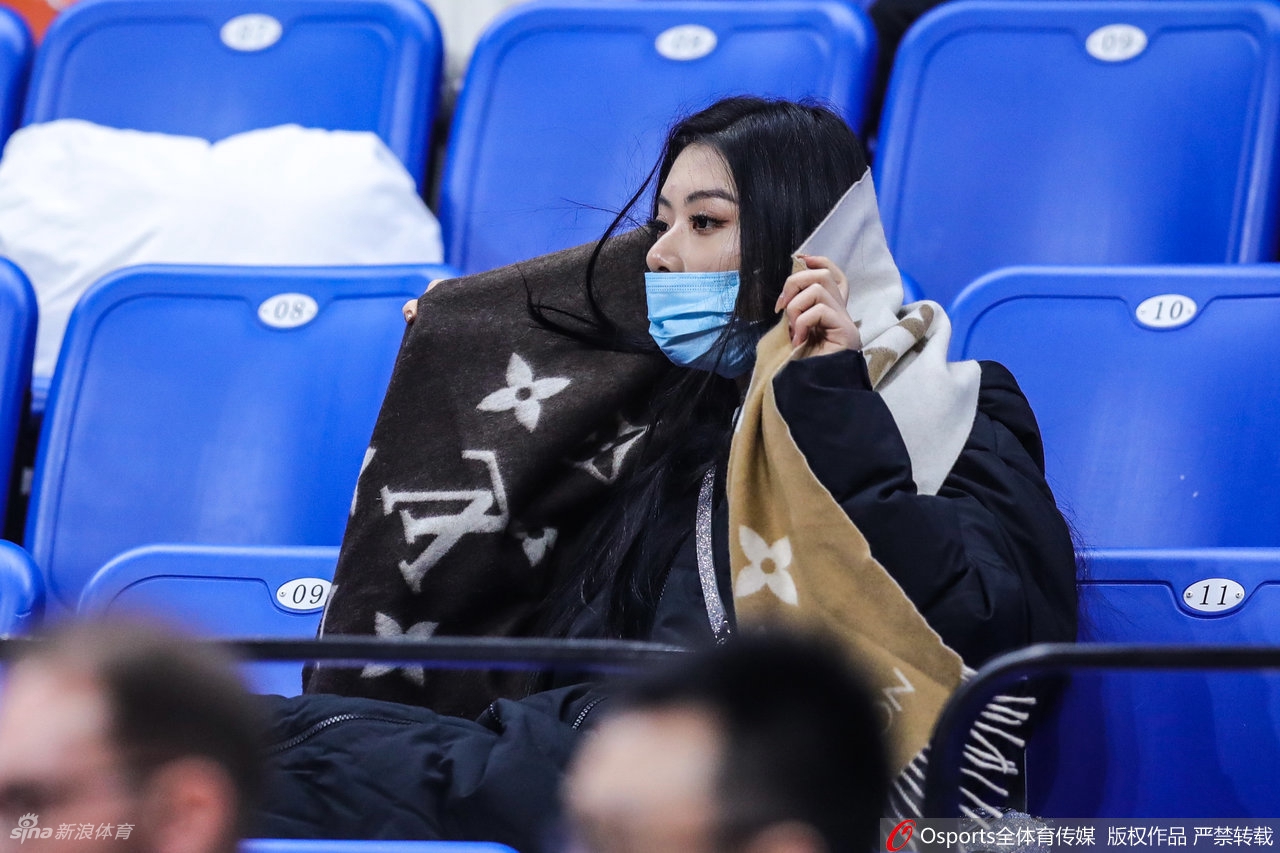 中国环球小姐冠军场边观战CBA比赛