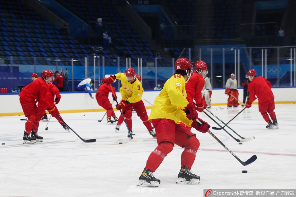 中国男子冰球队冬奥闭环首堂训练课