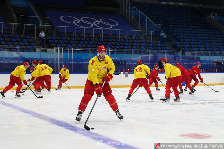 中国男子冰球队冬奥闭环首堂训练课