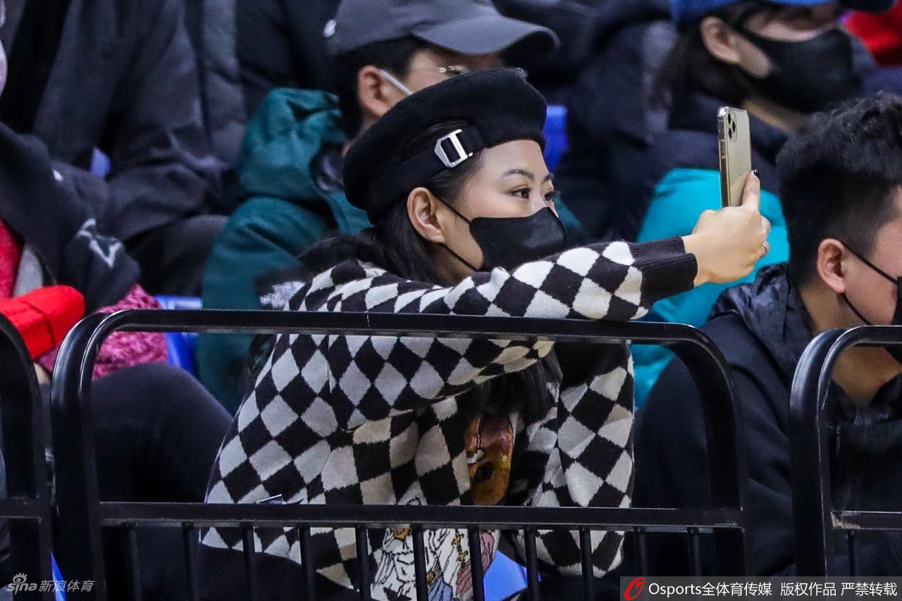 CBA场边靓丽风景线：热情女球迷