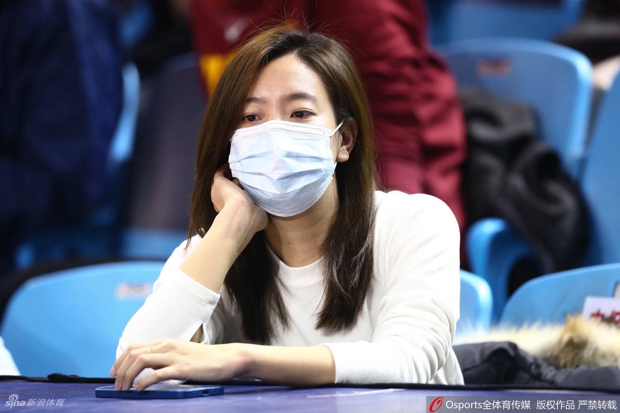 CBA场边靓丽风景线：热情女球迷