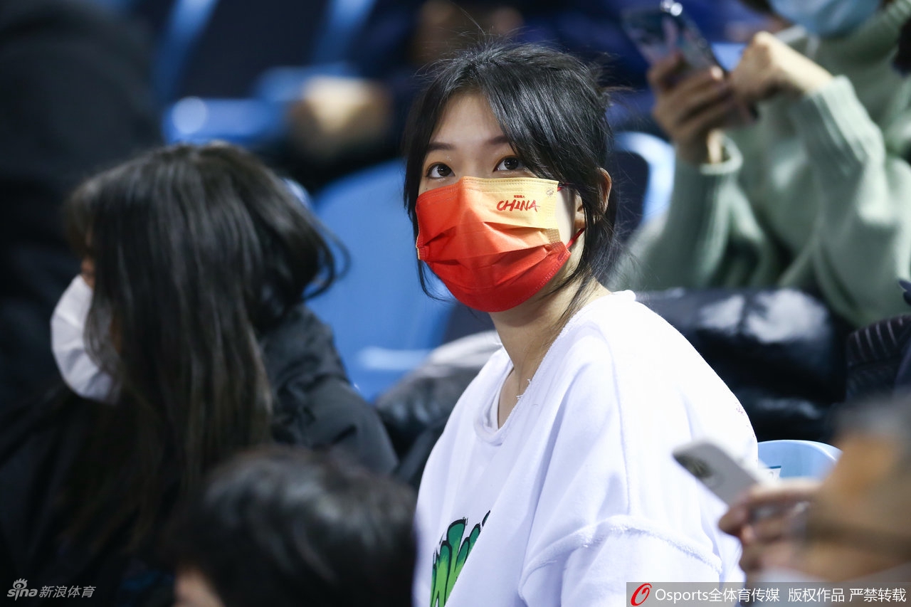 CBA场边靓丽风景线：热情女球迷