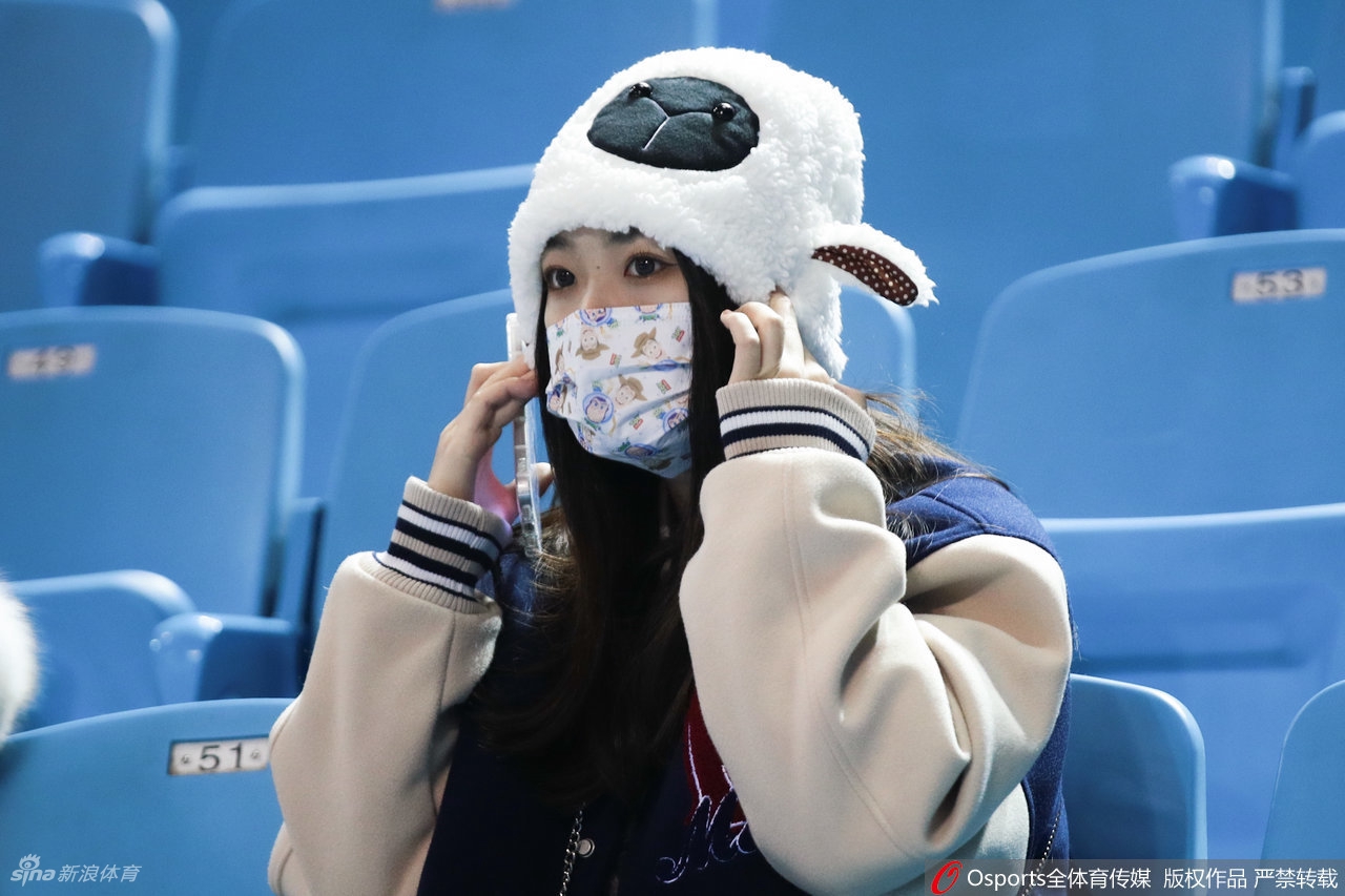 CBA场边靓丽风景线：热情女球迷