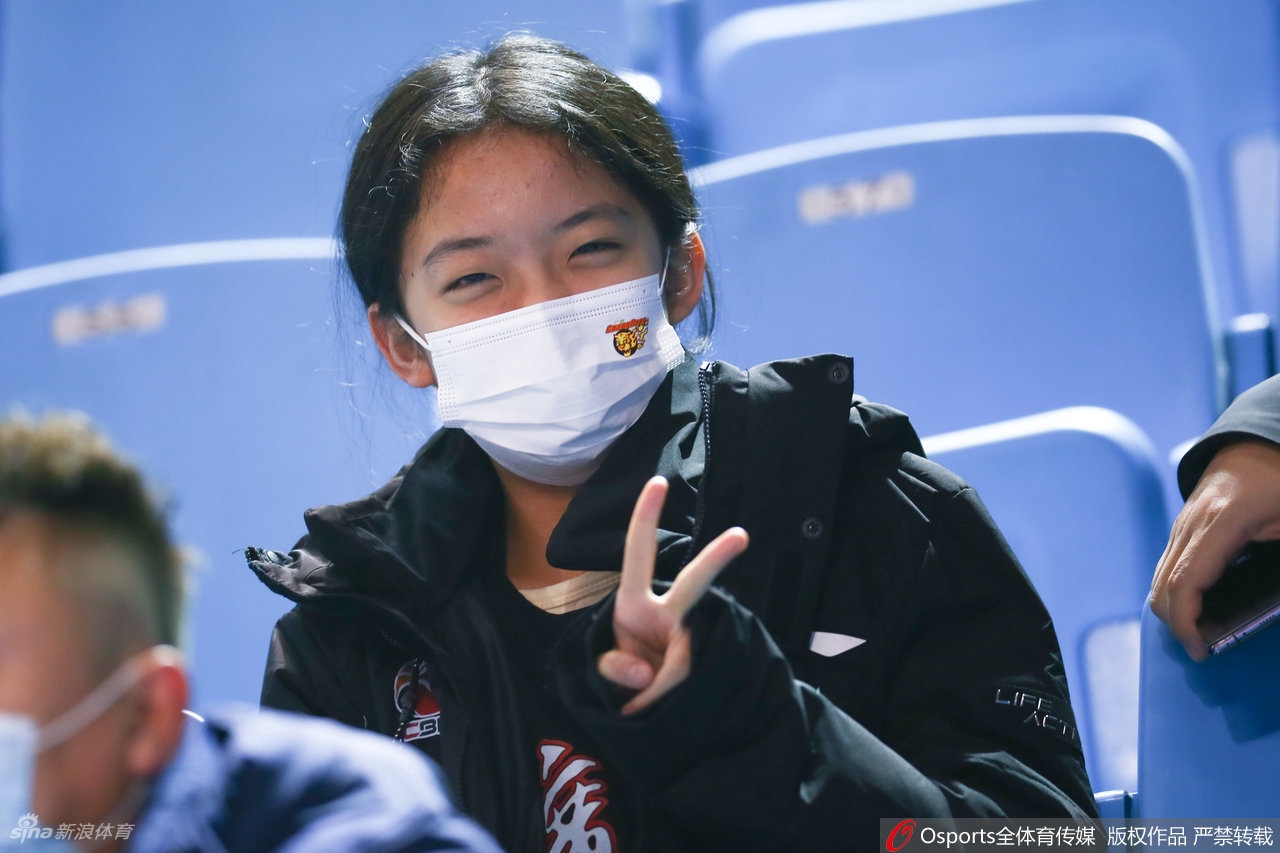 CBA场边靓丽风景线：热情女球迷