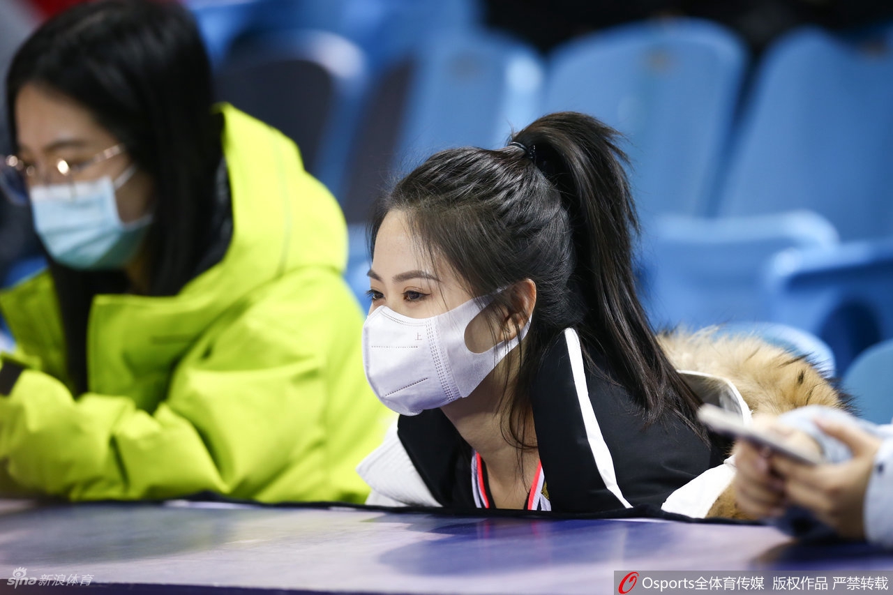 CBA场边靓丽风景线：热情女球迷