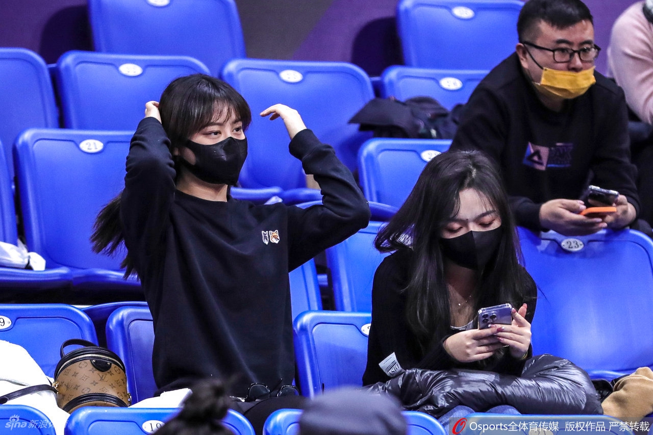 CBA场边靓丽风景线：热情女球迷