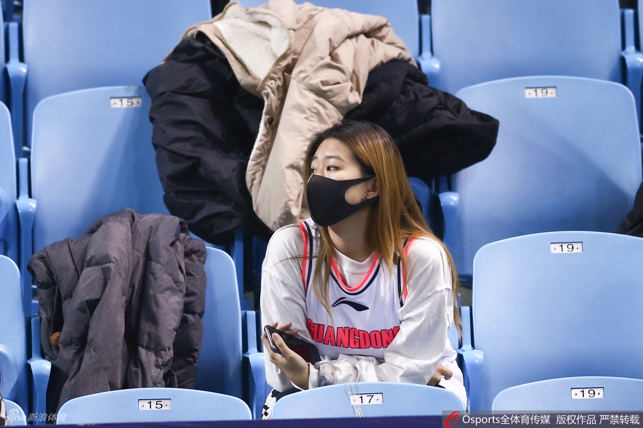 CBA场边靓丽风景线：热情女球迷