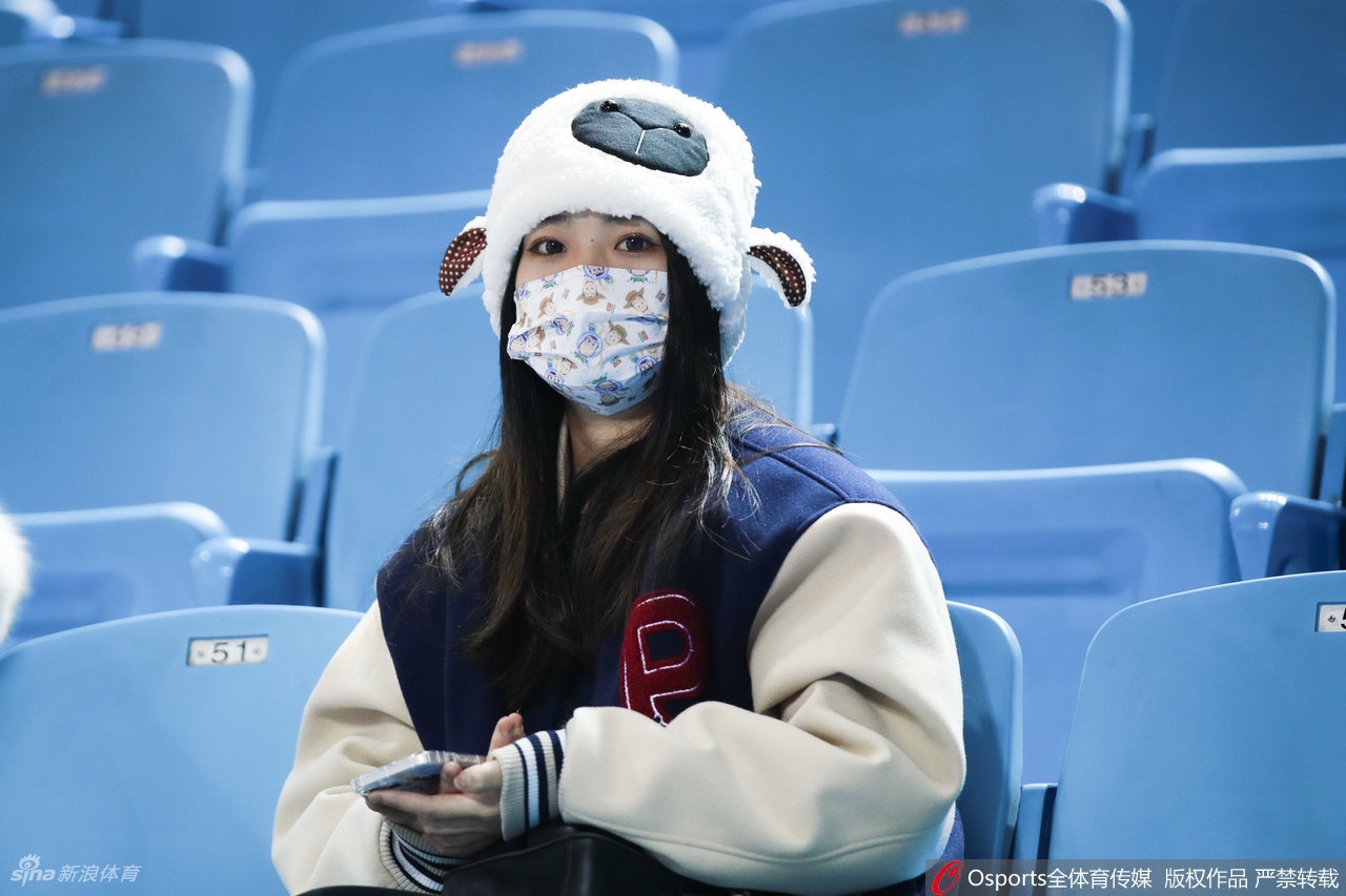 CBA场边靓丽风景线：热情女球迷