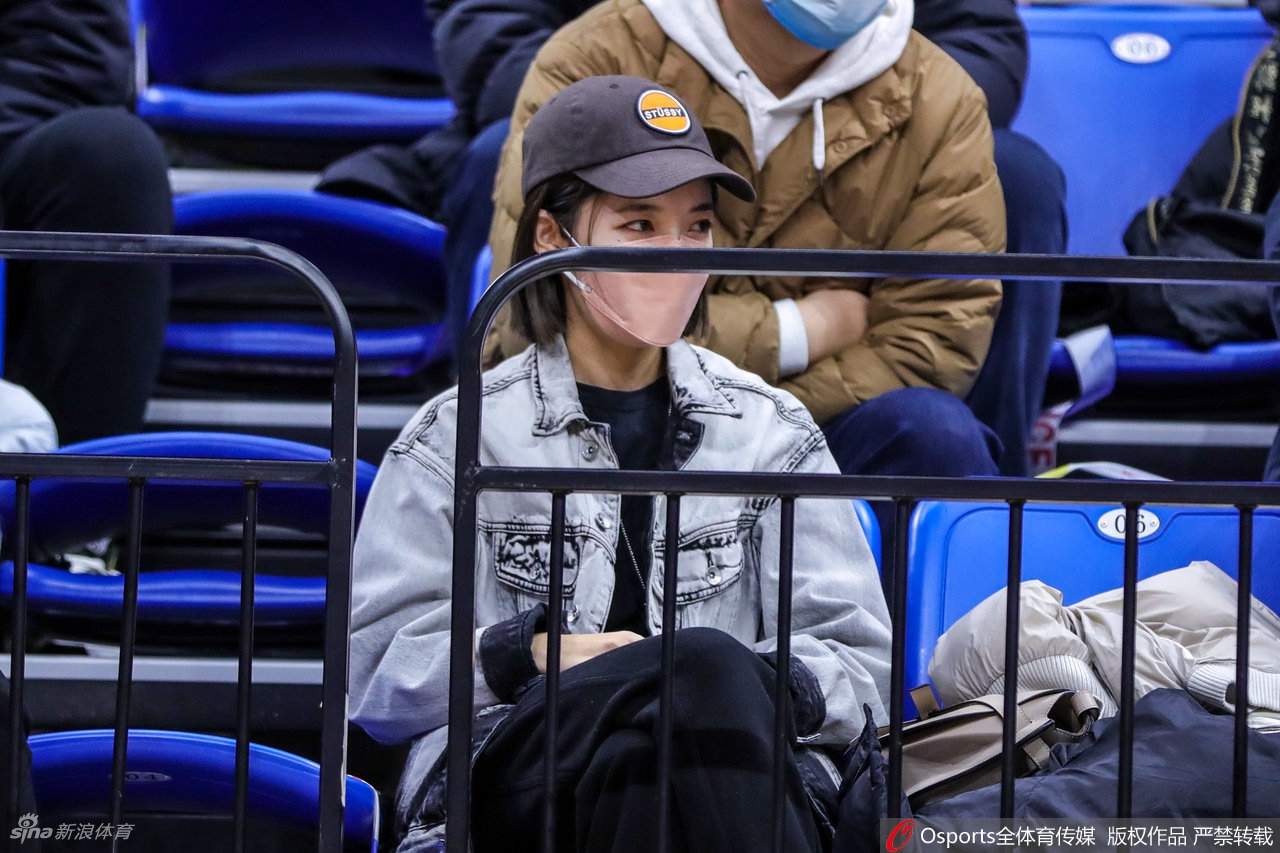 CBA场边靓丽风景线：热情女球迷