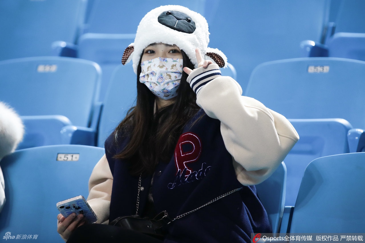 CBA场边靓丽风景线：热情女球迷