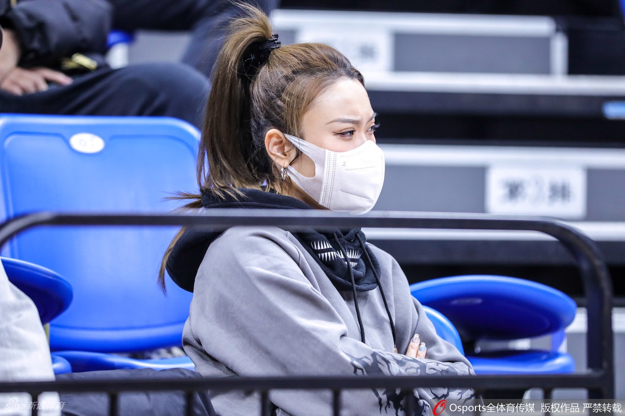 CBA场边靓丽风景线：热情女球迷