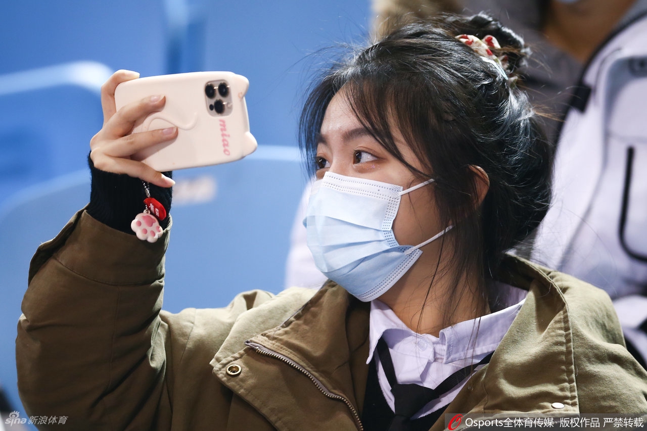 CBA场边靓丽风景线：热情女球迷