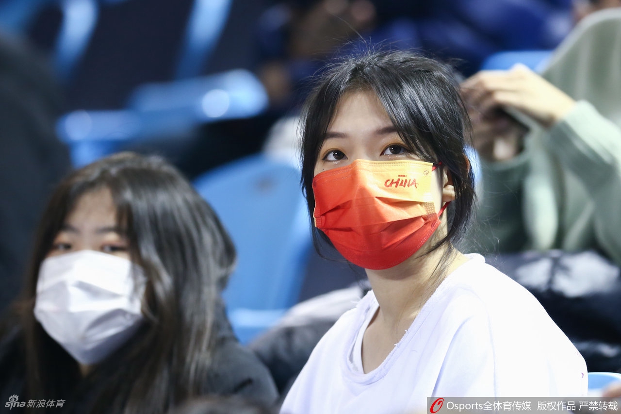 CBA场边靓丽风景线：热情女球迷