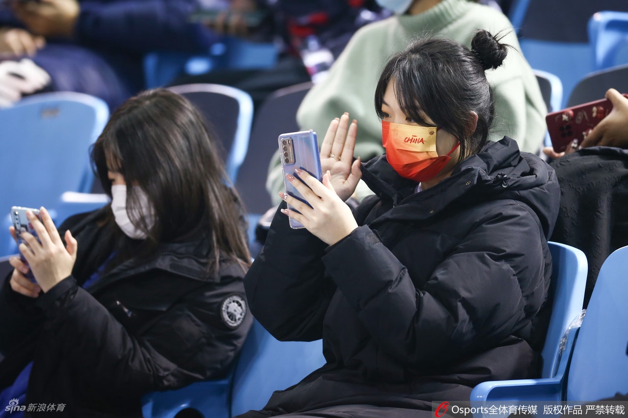 CBA场边靓丽风景线：热情女球迷