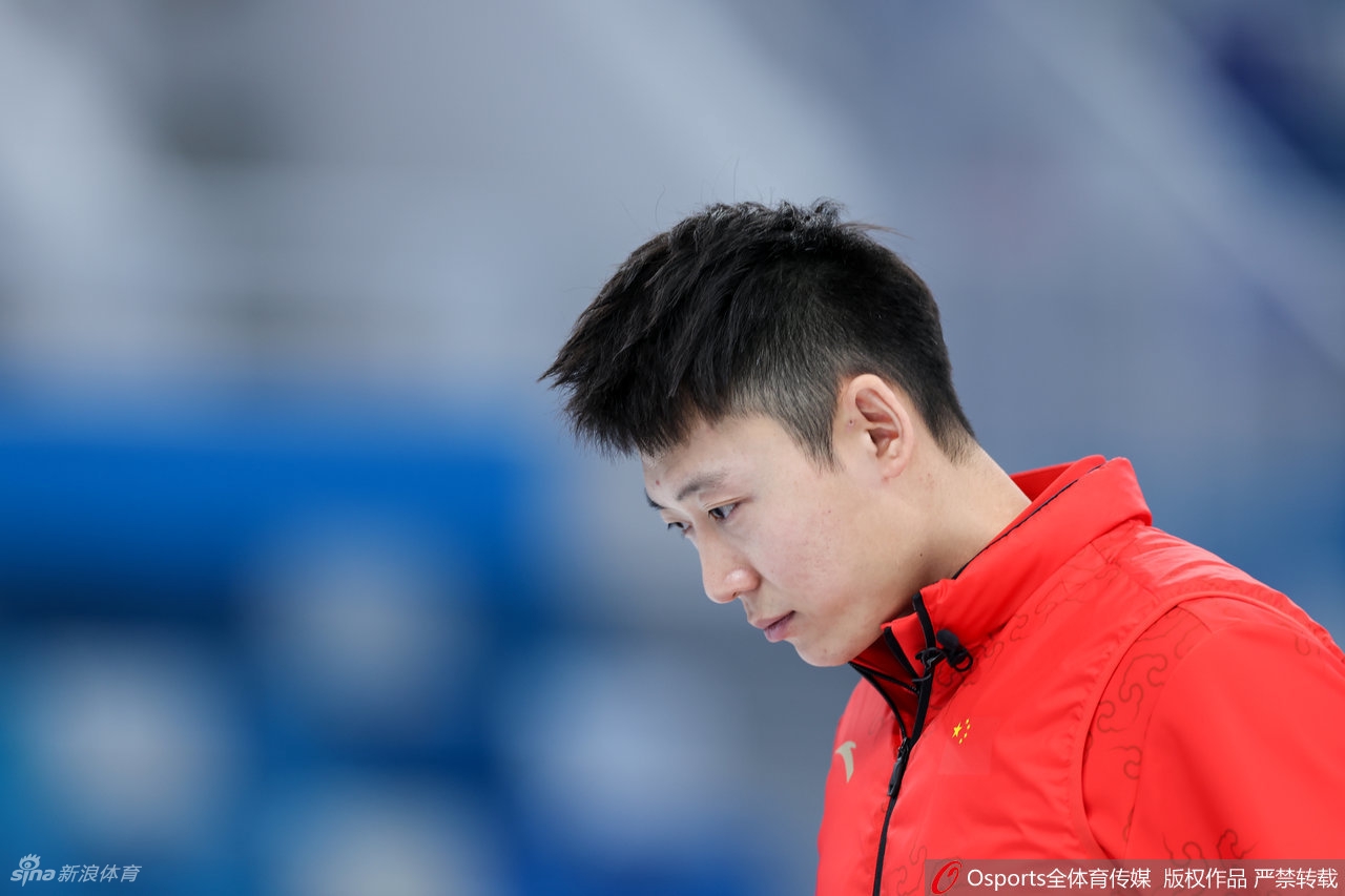 男子冰壶中国队4-7负俄罗斯