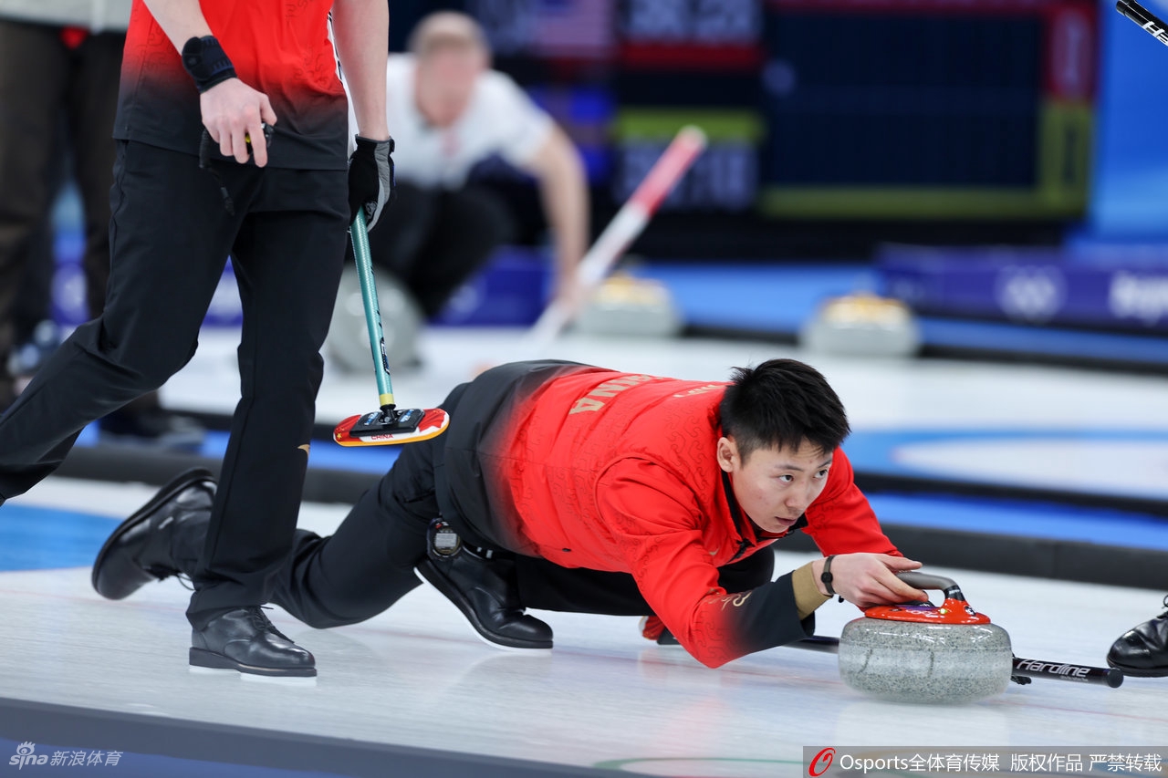 男子冰壶中国队4-7负俄罗斯