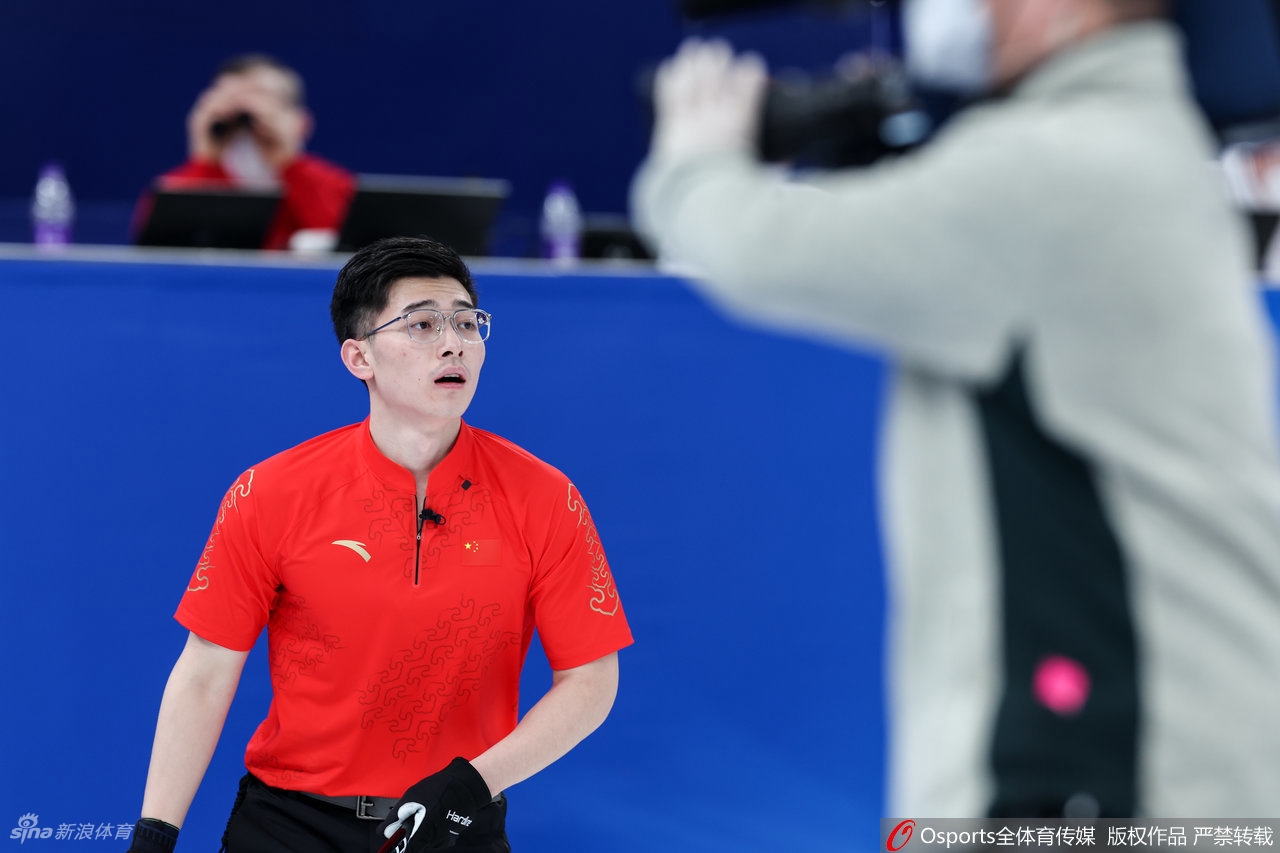 男子冰壶中国队4-7负俄罗斯