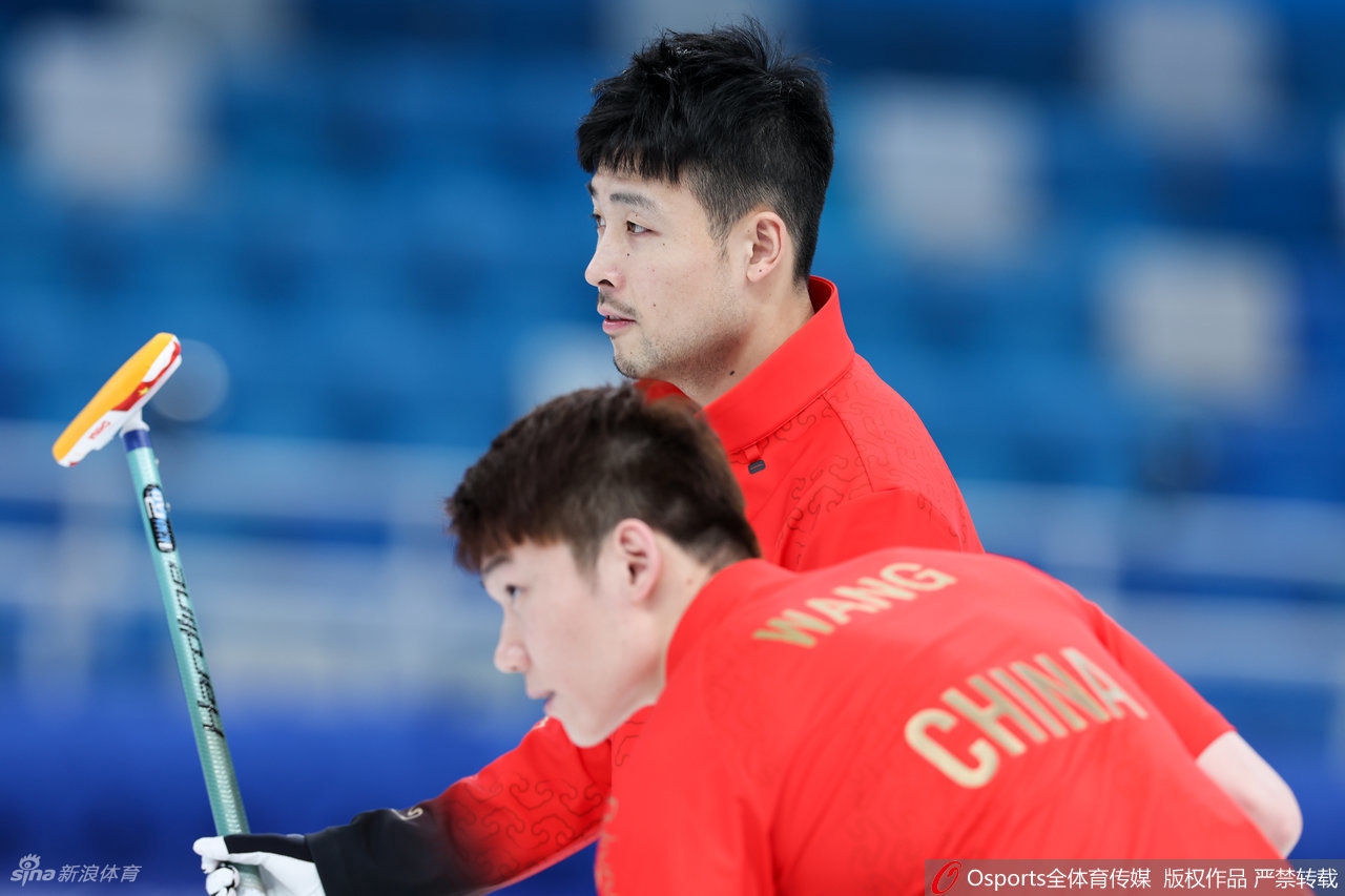 男子冰壶中国队4-7负俄罗斯