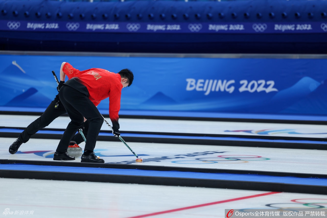 男子冰壶中国队4-7负俄罗斯