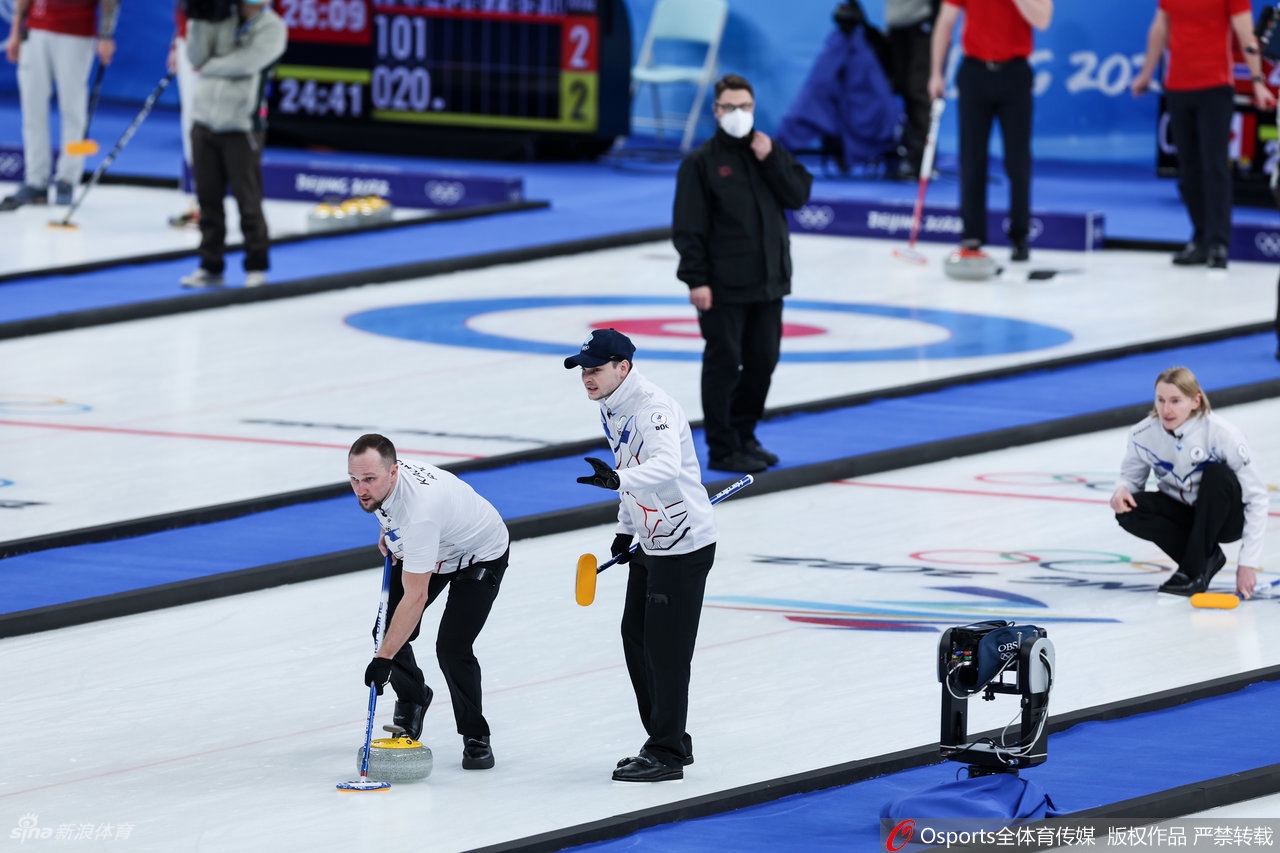 男子冰壶中国队4-7负俄罗斯