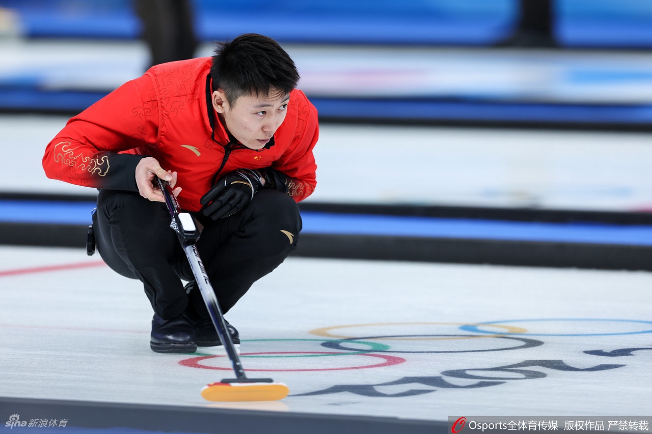 男子冰壶中国队4-7负俄罗斯