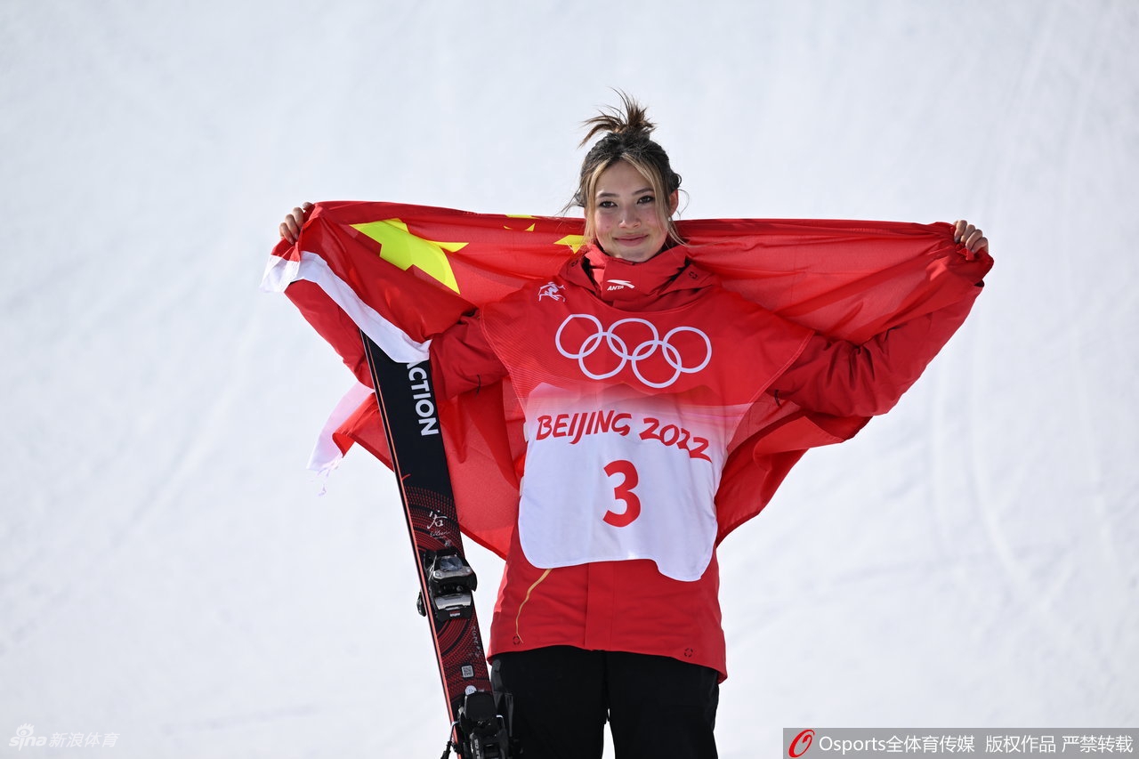 谷爱凌身披五星红旗庆祝获得银牌