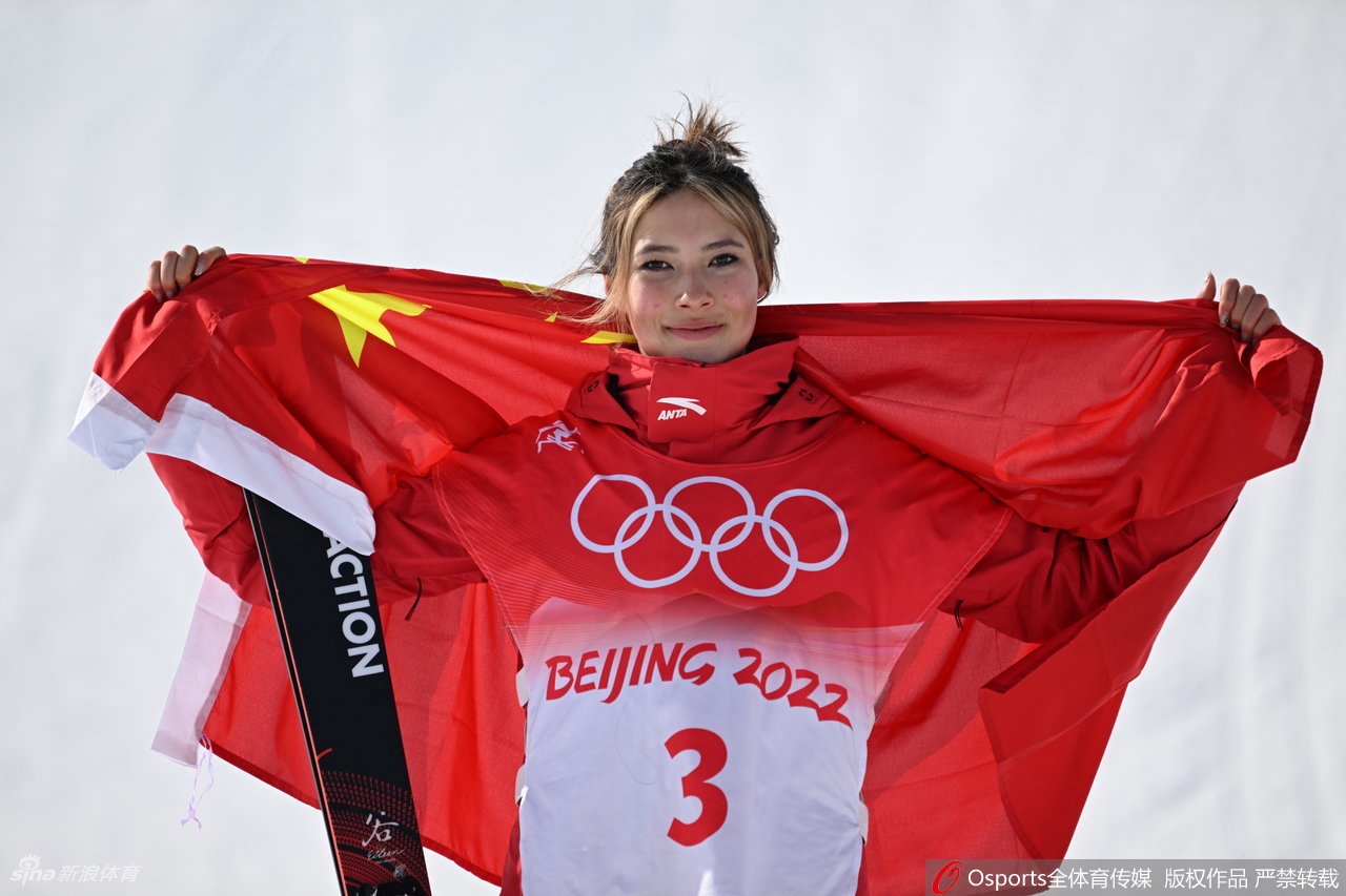 谷爱凌身披五星红旗庆祝获得银牌