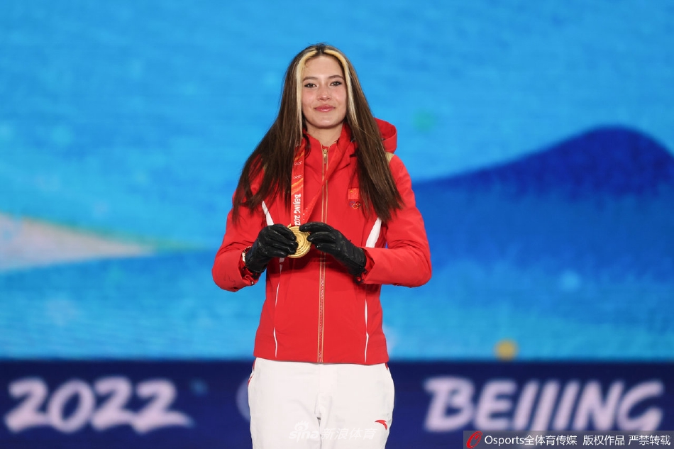 个人第2金！U型池颁奖谷爱凌获颁金牌