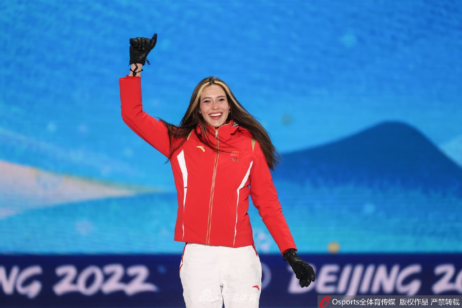 个人第2金！U型池颁奖谷爱凌获颁金牌