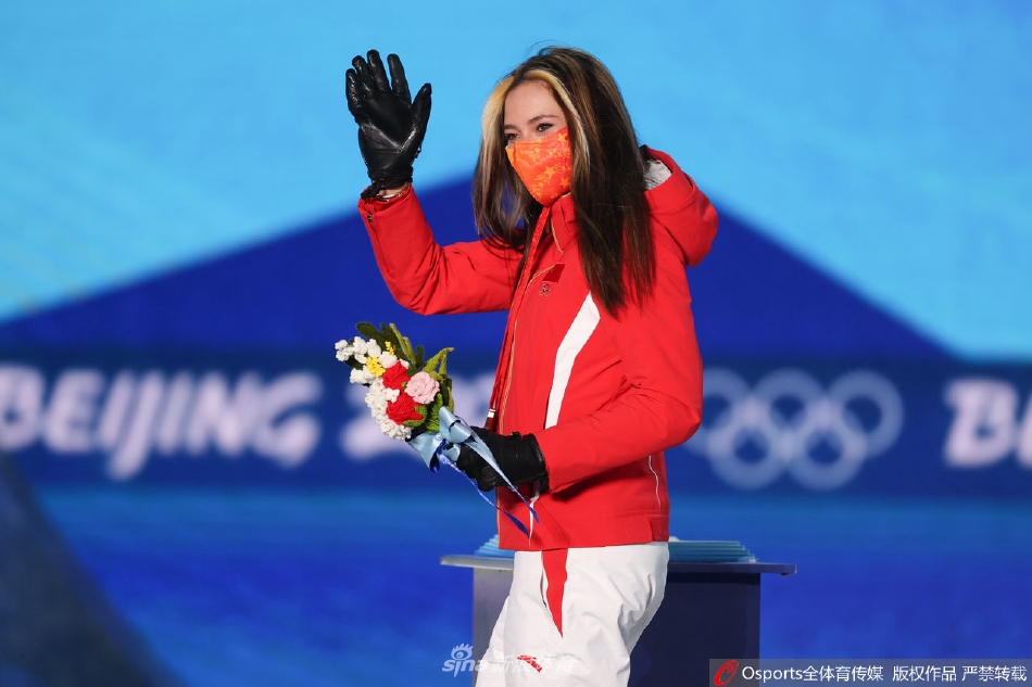 个人第2金！U型池颁奖谷爱凌获颁金牌