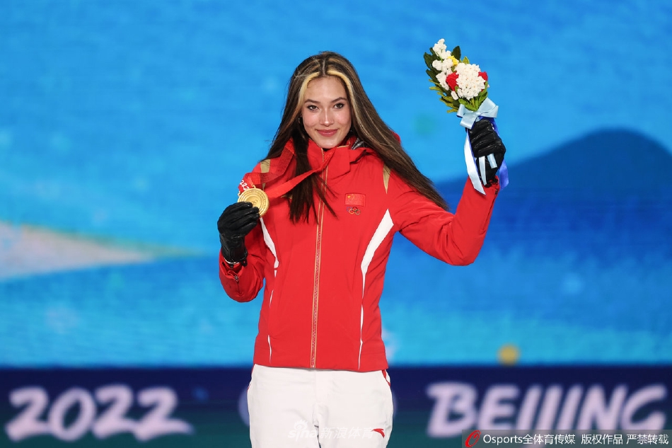 个人第2金！U型池颁奖谷爱凌获颁金牌