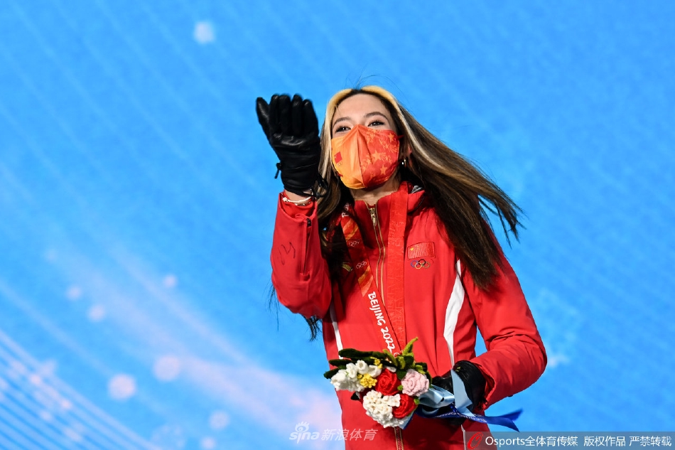 个人第2金！U型池颁奖谷爱凌获颁金牌