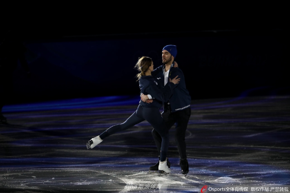 羽生结弦头戴冰墩墩帽子憨态可掬