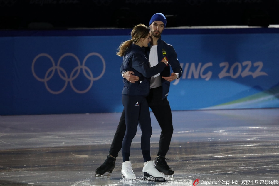 羽生结弦头戴冰墩墩帽子憨态可掬