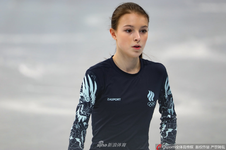 羽生结弦头戴冰墩墩帽子憨态可掬